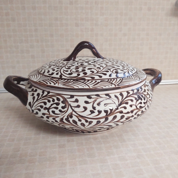 HAND PAINTED CERAMIC COVERED BOWL WITH HANDLES, BROWN ON IVORY - Picture 1 of 7